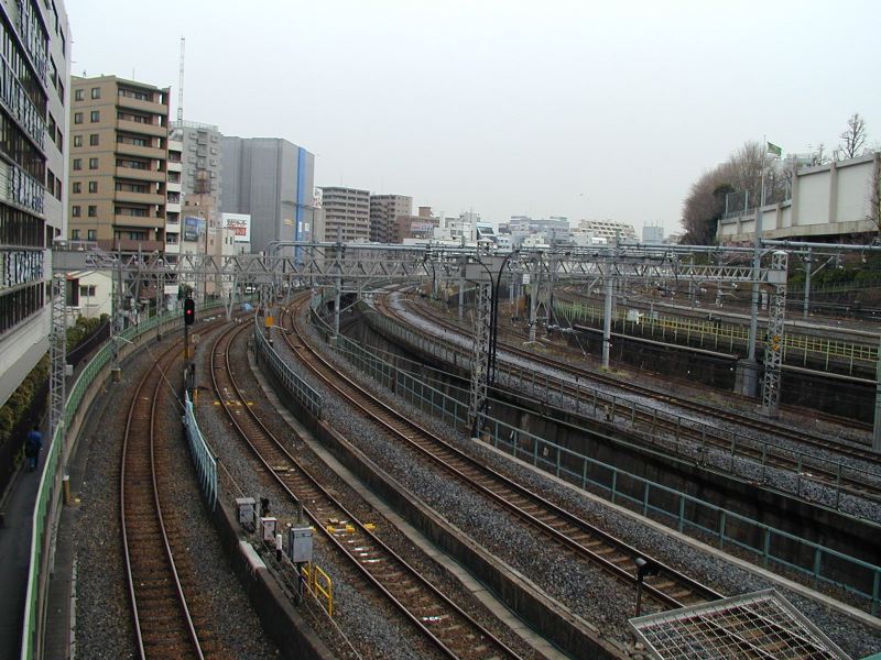 16_tracks_at_ueno_station.jpg